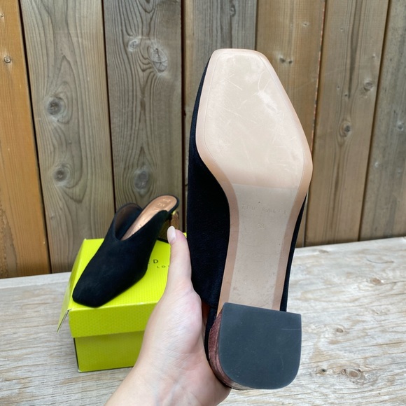 BRAND NEW ✨ Black and Snake Skin Ted Baker London heels w/ gold details size 7.5 - Picture 2 of 3